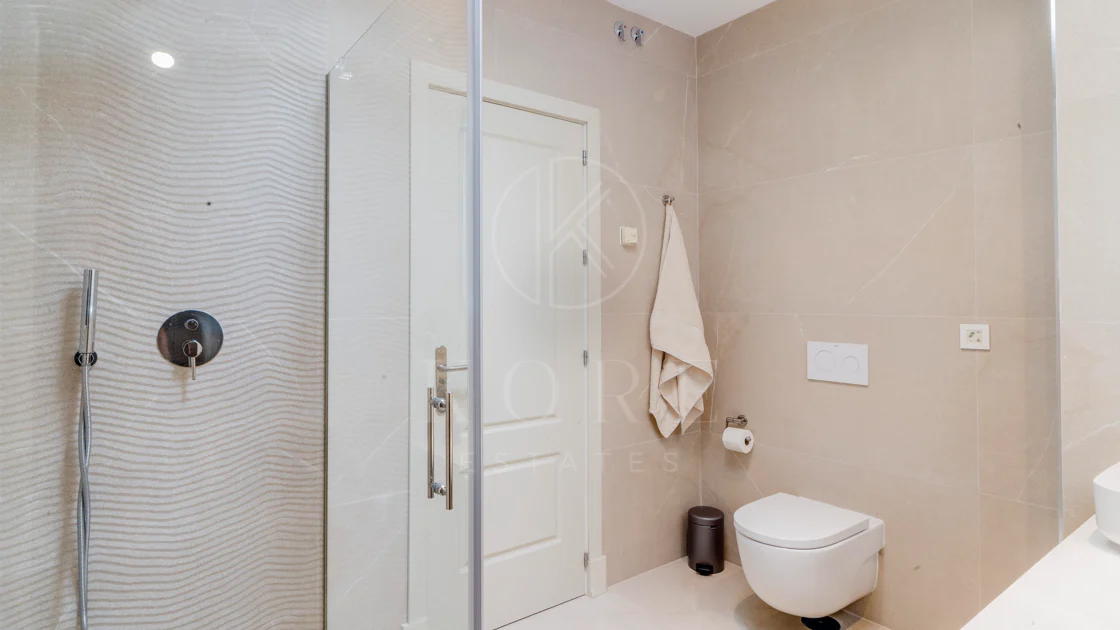 Ático dúplex exclusivo en la Milla de Oro de Marbella con vistas panorámicas al mar y a La Concha, amplias terrazas y una ubicación privilegiada cerca de Puente Romano.