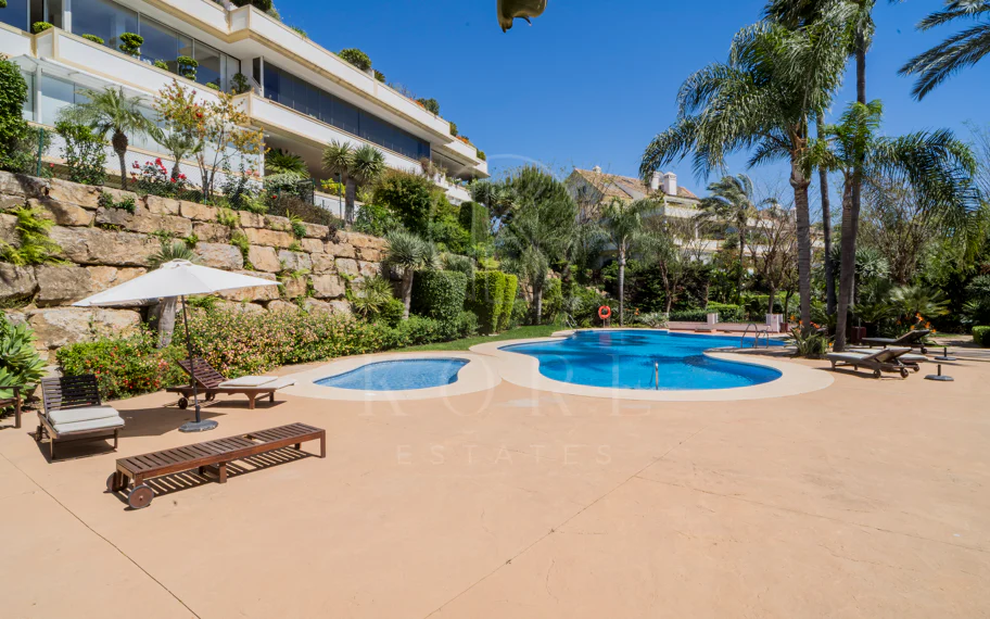 Ático dúplex exclusivo en la Milla de Oro de Marbella con vistas panorámicas al mar y a La Concha, amplias terrazas y una ubicación privilegiada cerca de Puente Romano.