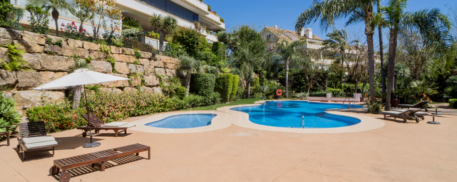 Ático dúplex exclusivo en la Milla de Oro de Marbella con vistas panorámicas al mar y a La Concha, amplias terrazas y una ubicación privilegiada cerca de Puente Romano.