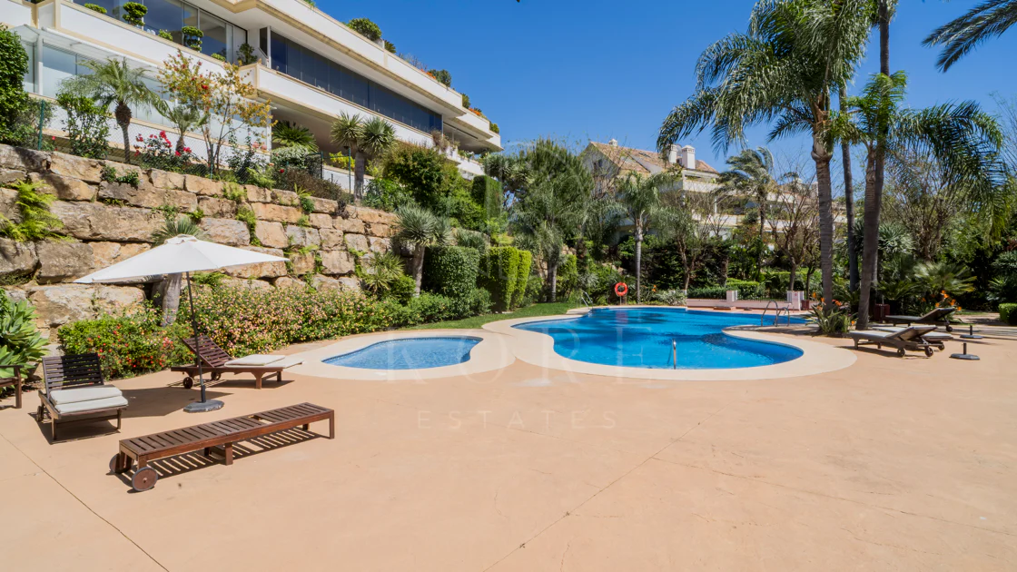 Ático dúplex exclusivo en la Milla de Oro de Marbella con vistas panorámicas al mar y a La Concha, amplias terrazas y una ubicación privilegiada cerca de Puente Romano.