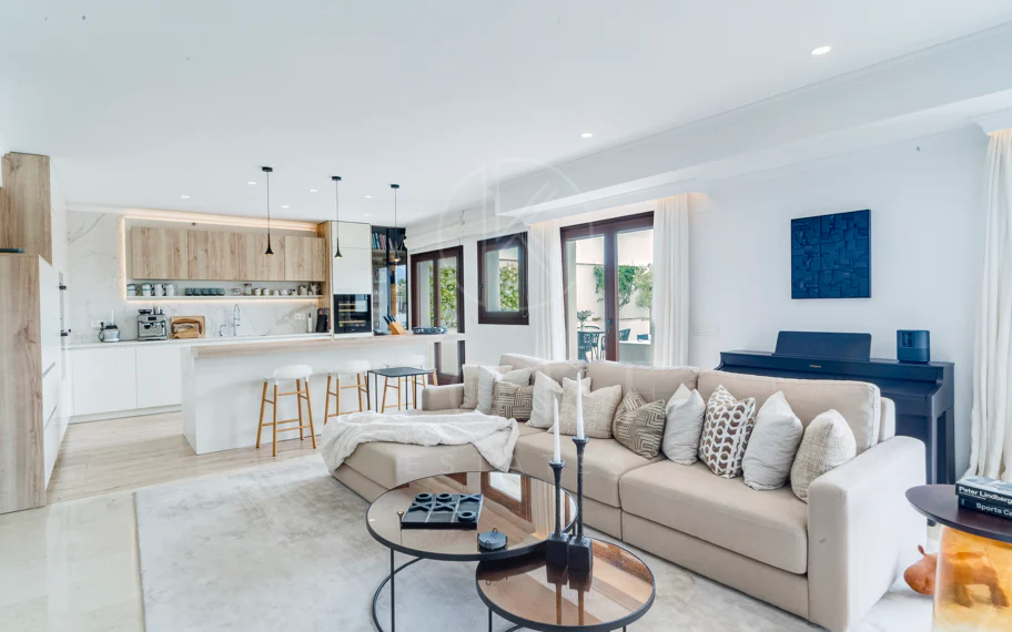 Ático dúplex exclusivo en la Milla de Oro de Marbella con vistas panorámicas al mar y a La Concha, amplias terrazas y una ubicación privilegiada cerca de Puente Romano.