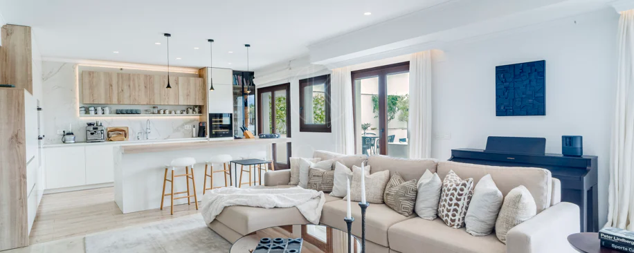 Ático dúplex exclusivo en la Milla de Oro de Marbella con vistas panorámicas al mar y a La Concha, amplias terrazas y una ubicación privilegiada cerca de Puente Romano.