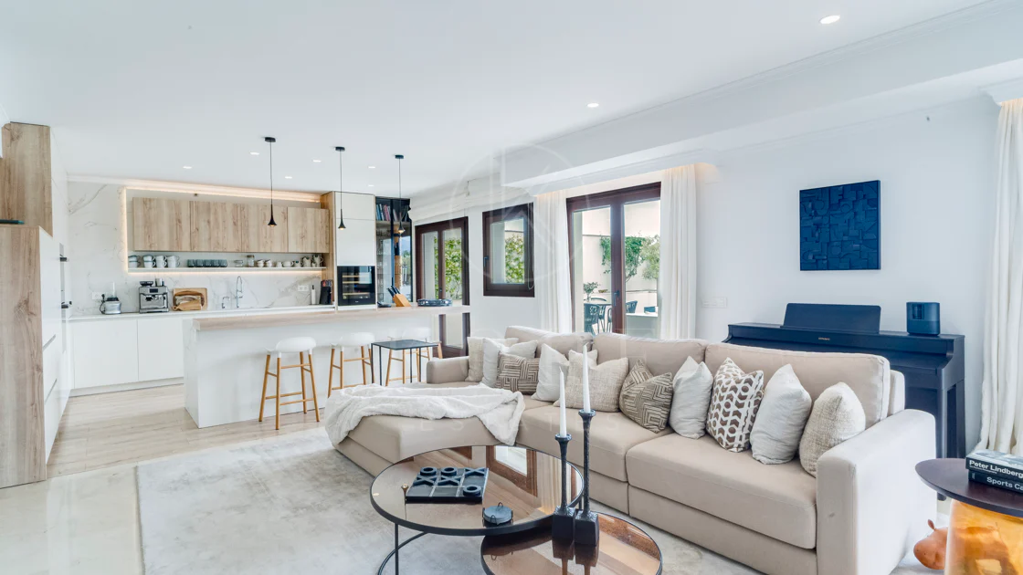 Ático dúplex exclusivo en la Milla de Oro de Marbella con vistas panorámicas al mar y a La Concha, amplias terrazas y una ubicación privilegiada cerca de Puente Romano.