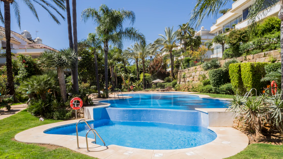 Ático dúplex exclusivo en la Milla de Oro de Marbella con vistas panorámicas al mar y a La Concha, amplias terrazas y una ubicación privilegiada cerca de Puente Romano.