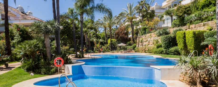 Ático dúplex exclusivo en la Milla de Oro de Marbella con vistas panorámicas al mar y a La Concha, amplias terrazas y una ubicación privilegiada cerca de Puente Romano.
