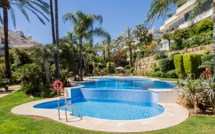 Ático dúplex exclusivo en la Milla de Oro de Marbella con vistas panorámicas al mar y a La Concha, amplias terrazas y una ubicación privilegiada cerca de Puente Romano.