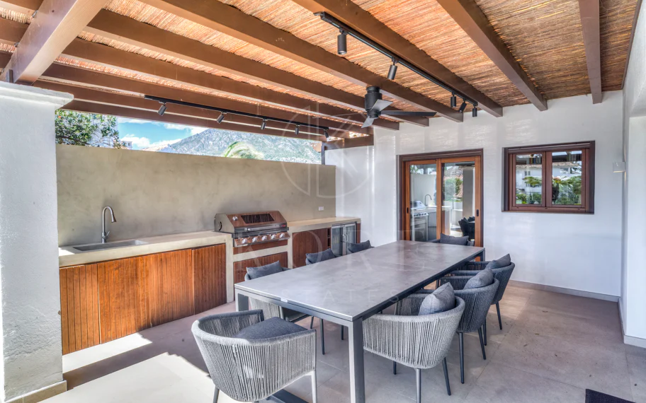 Ático dúplex exclusivo en la Milla de Oro de Marbella con vistas panorámicas al mar y a La Concha, amplias terrazas y una ubicación privilegiada cerca de Puente Romano.