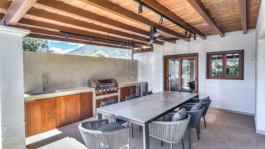 Ático dúplex exclusivo en la Milla de Oro de Marbella con vistas panorámicas al mar y a La Concha, amplias terrazas y una ubicación privilegiada cerca de Puente Romano.