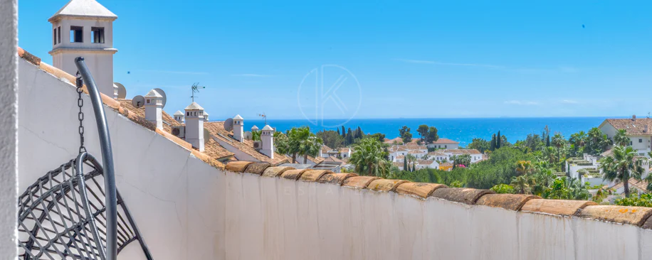 Ático dúplex exclusivo en la Milla de Oro de Marbella con vistas panorámicas al mar y a La Concha, amplias terrazas y una ubicación privilegiada cerca de Puente Romano.
