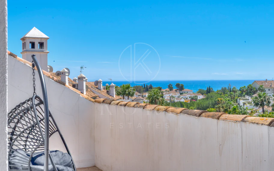 Ático dúplex exclusivo en la Milla de Oro de Marbella con vistas panorámicas al mar y a La Concha, amplias terrazas y una ubicación privilegiada cerca de Puente Romano.