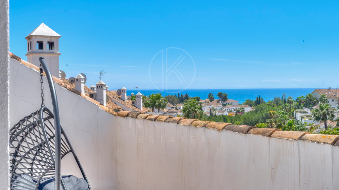 Ático dúplex exclusivo en la Milla de Oro de Marbella con vistas panorámicas al mar y a La Concha, amplias terrazas y una ubicación privilegiada cerca de Puente Romano.