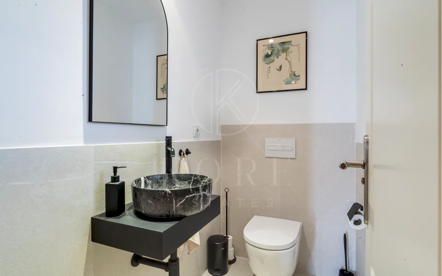 Ático dúplex exclusivo en la Milla de Oro de Marbella con vistas panorámicas al mar y a La Concha, amplias terrazas y una ubicación privilegiada cerca de Puente Romano.