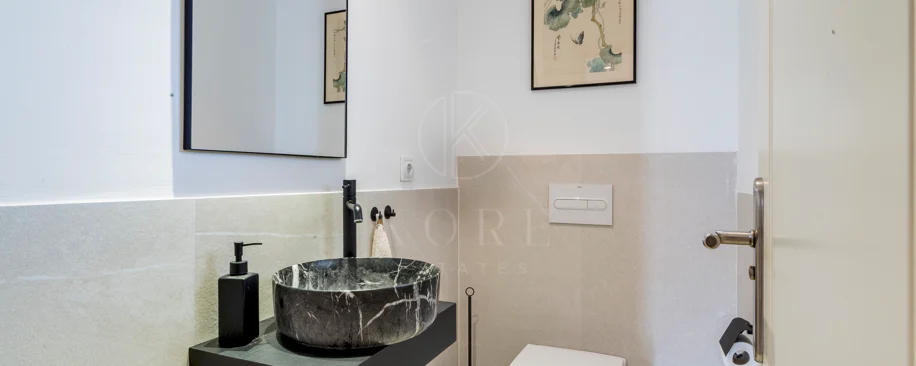 Ático dúplex exclusivo en la Milla de Oro de Marbella con vistas panorámicas al mar y a La Concha, amplias terrazas y una ubicación privilegiada cerca de Puente Romano.