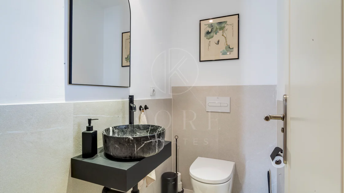 Ático dúplex exclusivo en la Milla de Oro de Marbella con vistas panorámicas al mar y a La Concha, amplias terrazas y una ubicación privilegiada cerca de Puente Romano.
