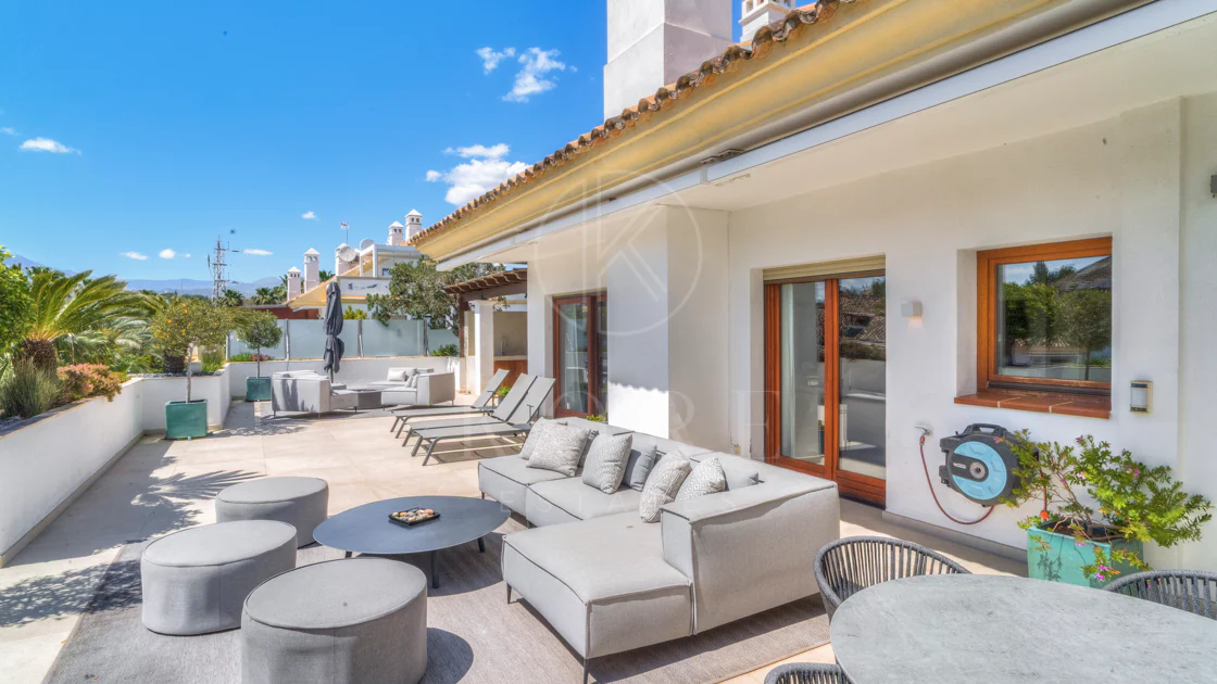 Ático dúplex exclusivo en la Milla de Oro de Marbella con vistas panorámicas al mar y a La Concha, amplias terrazas y una ubicación privilegiada cerca de Puente Romano.