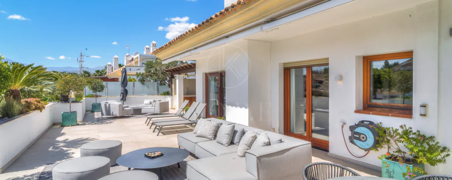 Ático dúplex exclusivo en la Milla de Oro de Marbella con vistas panorámicas al mar y a La Concha, amplias terrazas y una ubicación privilegiada cerca de Puente Romano.