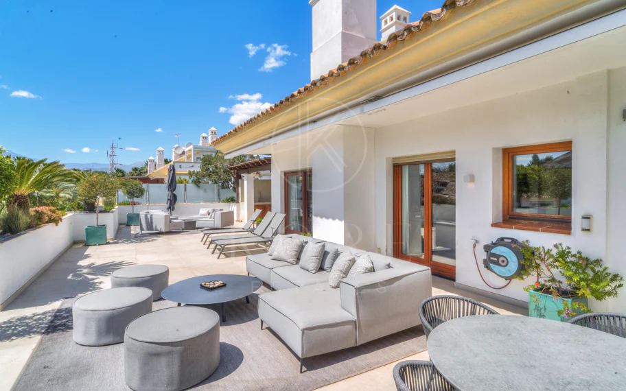 Ático dúplex exclusivo en la Milla de Oro de Marbella con vistas panorámicas al mar y a La Concha, amplias terrazas y una ubicación privilegiada cerca de Puente Romano.