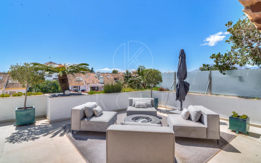 Ático dúplex exclusivo en la Milla de Oro de Marbella con vistas panorámicas al mar y a La Concha, amplias terrazas y una ubicación privilegiada cerca de Puente Romano.