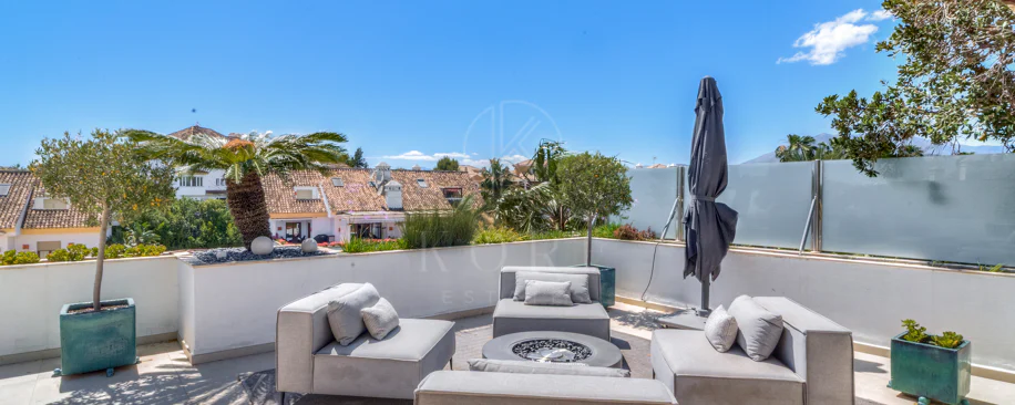 Ático dúplex exclusivo en la Milla de Oro de Marbella con vistas panorámicas al mar y a La Concha, amplias terrazas y una ubicación privilegiada cerca de Puente Romano.