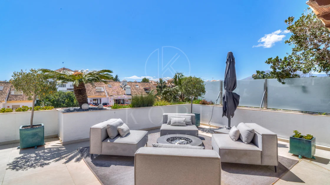 Ático dúplex exclusivo en la Milla de Oro de Marbella con vistas panorámicas al mar y a La Concha, amplias terrazas y una ubicación privilegiada cerca de Puente Romano.