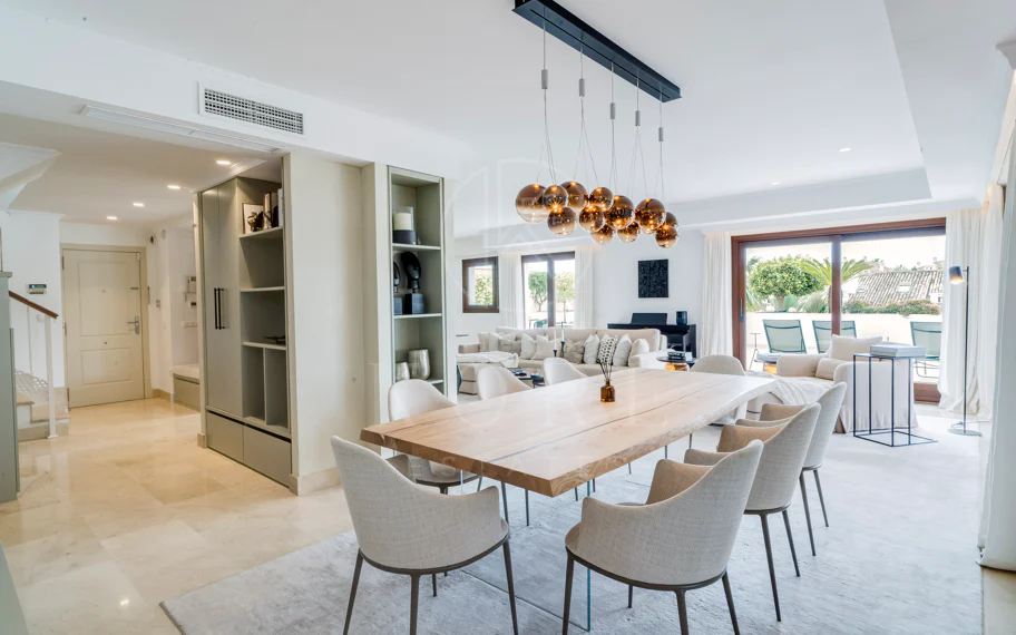Ático dúplex exclusivo en la Milla de Oro de Marbella con vistas panorámicas al mar y a La Concha, amplias terrazas y una ubicación privilegiada cerca de Puente Romano.