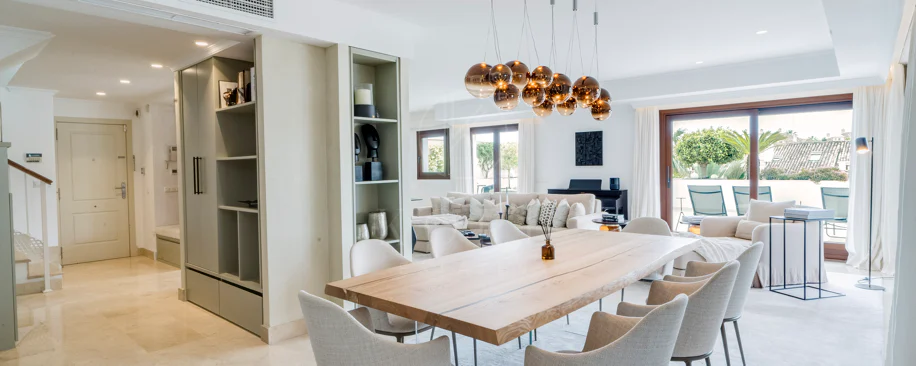Ático dúplex exclusivo en la Milla de Oro de Marbella con vistas panorámicas al mar y a La Concha, amplias terrazas y una ubicación privilegiada cerca de Puente Romano.