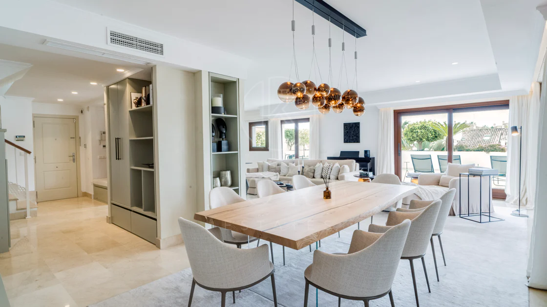 Ático dúplex exclusivo en la Milla de Oro de Marbella con vistas panorámicas al mar y a La Concha, amplias terrazas y una ubicación privilegiada cerca de Puente Romano.