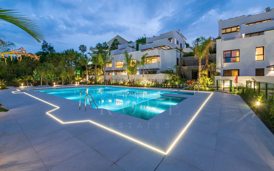 Ático dúplex exclusivo en la Milla de Oro de Marbella con vistas panorámicas al mar y a La Concha, amplias terrazas y una ubicación privilegiada cerca de Puente Romano.