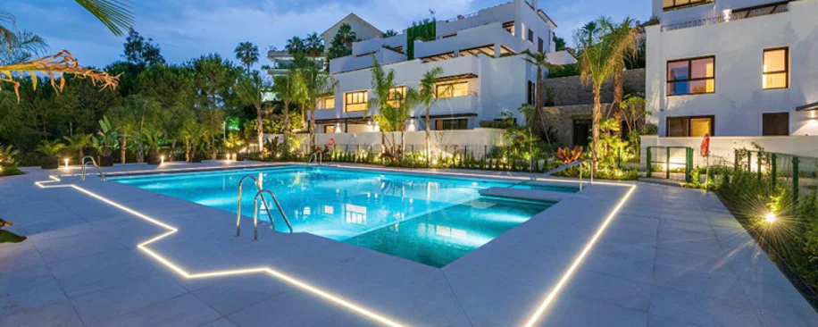 Ático dúplex exclusivo en la Milla de Oro de Marbella con vistas panorámicas al mar y a La Concha, amplias terrazas y una ubicación privilegiada cerca de Puente Romano.