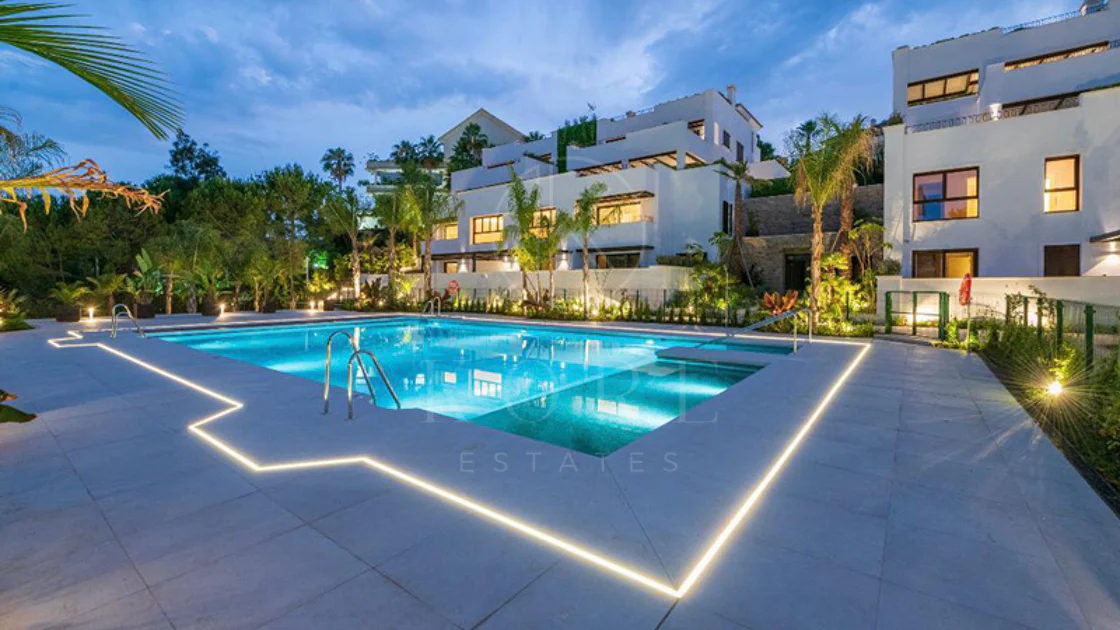 Ático dúplex exclusivo en la Milla de Oro de Marbella con vistas panorámicas al mar y a La Concha, amplias terrazas y una ubicación privilegiada cerca de Puente Romano.