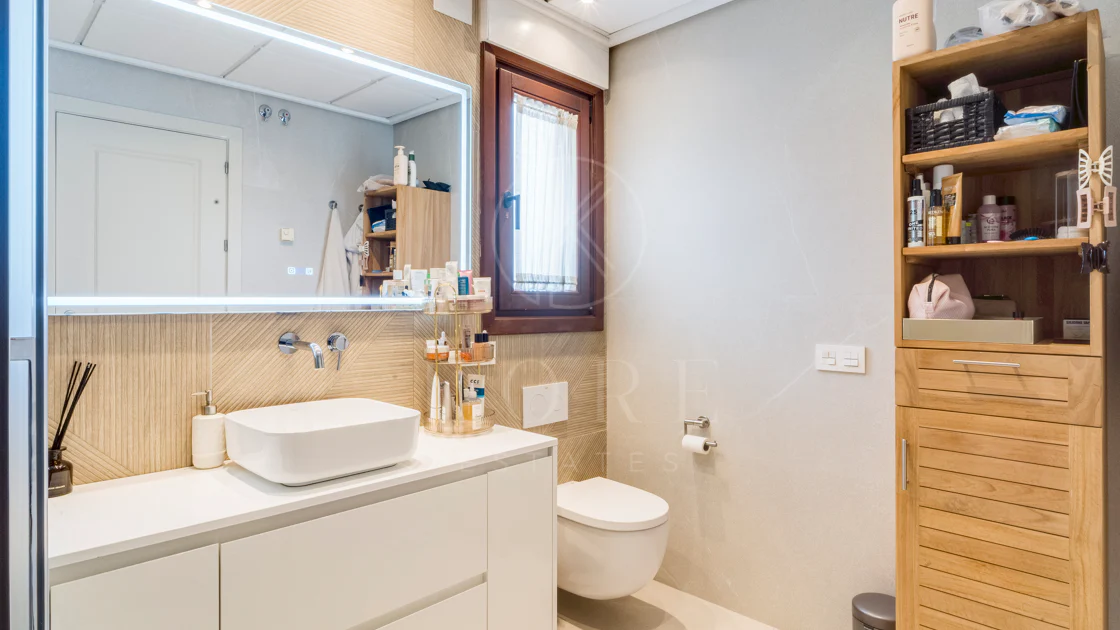 Ático dúplex exclusivo en la Milla de Oro de Marbella con vistas panorámicas al mar y a La Concha, amplias terrazas y una ubicación privilegiada cerca de Puente Romano.
