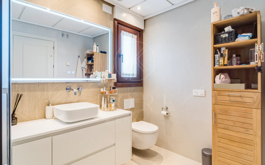 Ático dúplex exclusivo en la Milla de Oro de Marbella con vistas panorámicas al mar y a La Concha, amplias terrazas y una ubicación privilegiada cerca de Puente Romano.