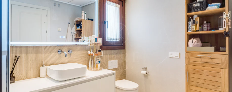Ático dúplex exclusivo en la Milla de Oro de Marbella con vistas panorámicas al mar y a La Concha, amplias terrazas y una ubicación privilegiada cerca de Puente Romano.