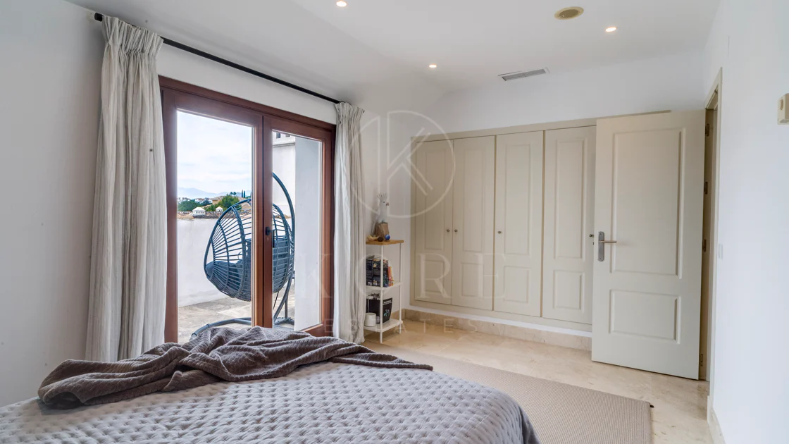 Ático dúplex exclusivo en la Milla de Oro de Marbella con vistas panorámicas al mar y a La Concha, amplias terrazas y una ubicación privilegiada cerca de Puente Romano.