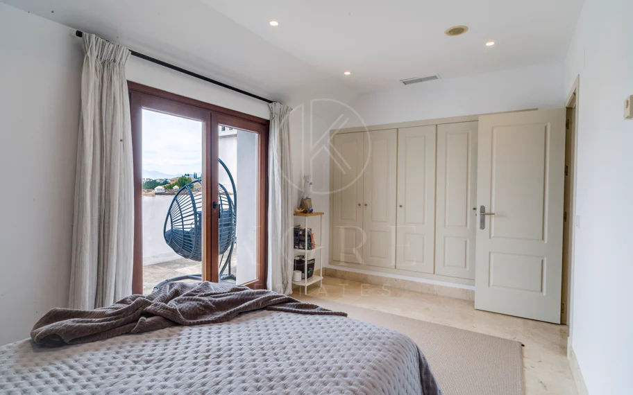 Ático dúplex exclusivo en la Milla de Oro de Marbella con vistas panorámicas al mar y a La Concha, amplias terrazas y una ubicación privilegiada cerca de Puente Romano.