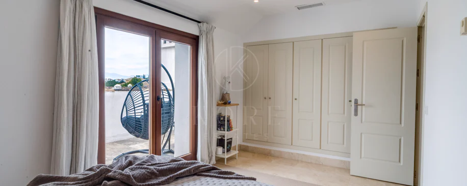Ático dúplex exclusivo en la Milla de Oro de Marbella con vistas panorámicas al mar y a La Concha, amplias terrazas y una ubicación privilegiada cerca de Puente Romano.