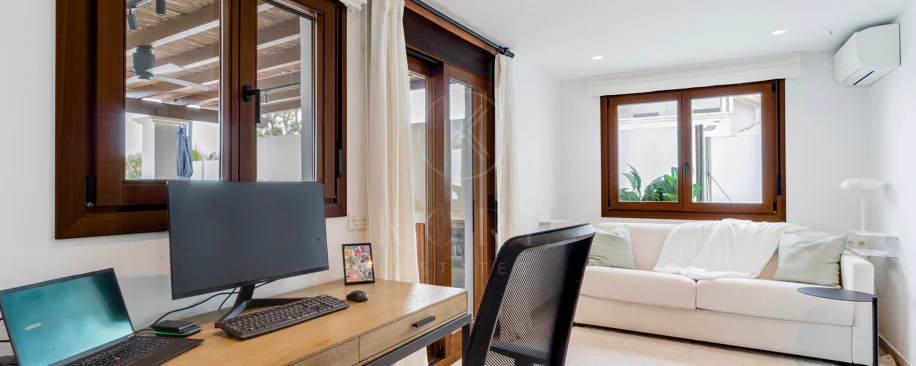 Ático dúplex exclusivo en la Milla de Oro de Marbella con vistas panorámicas al mar y a La Concha, amplias terrazas y una ubicación privilegiada cerca de Puente Romano.