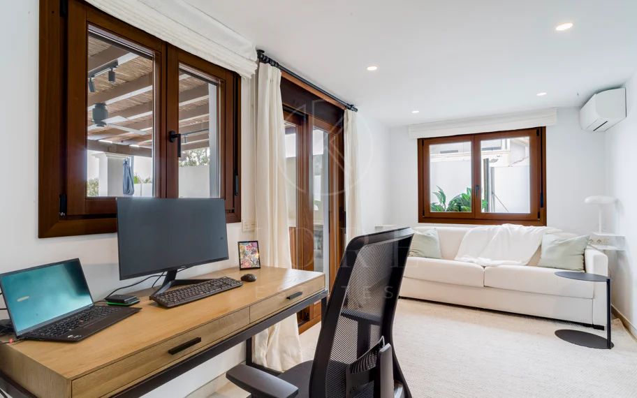 Ático dúplex exclusivo en la Milla de Oro de Marbella con vistas panorámicas al mar y a La Concha, amplias terrazas y una ubicación privilegiada cerca de Puente Romano.