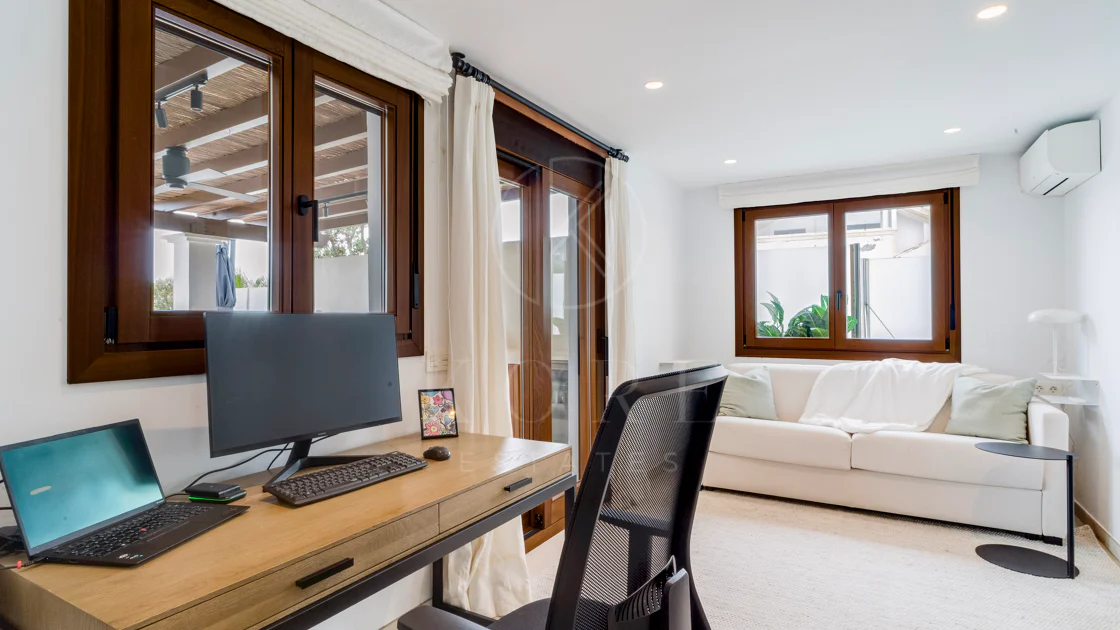 Ático dúplex exclusivo en la Milla de Oro de Marbella con vistas panorámicas al mar y a La Concha, amplias terrazas y una ubicación privilegiada cerca de Puente Romano.