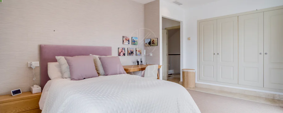 Ático dúplex exclusivo en la Milla de Oro de Marbella con vistas panorámicas al mar y a La Concha, amplias terrazas y una ubicación privilegiada cerca de Puente Romano.
