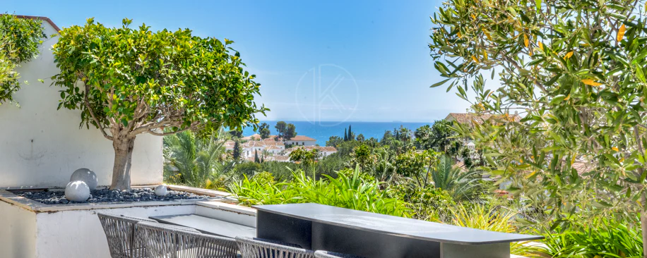 Ático dúplex exclusivo en la Milla de Oro de Marbella con vistas panorámicas al mar y a La Concha, amplias terrazas y una ubicación privilegiada cerca de Puente Romano.