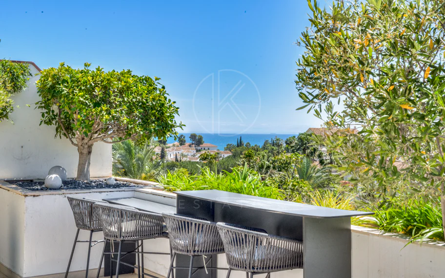 Ático dúplex exclusivo en la Milla de Oro de Marbella con vistas panorámicas al mar y a La Concha, amplias terrazas y una ubicación privilegiada cerca de Puente Romano.