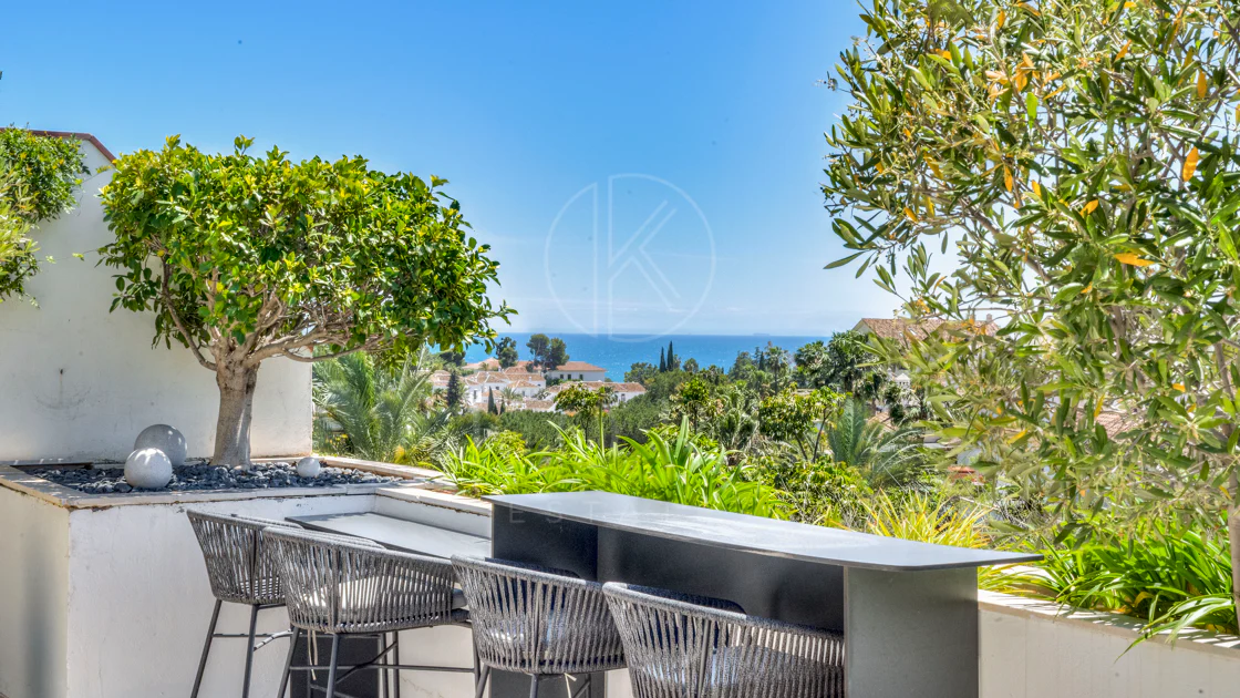 Ático dúplex exclusivo en la Milla de Oro de Marbella con vistas panorámicas al mar y a La Concha, amplias terrazas y una ubicación privilegiada cerca de Puente Romano.