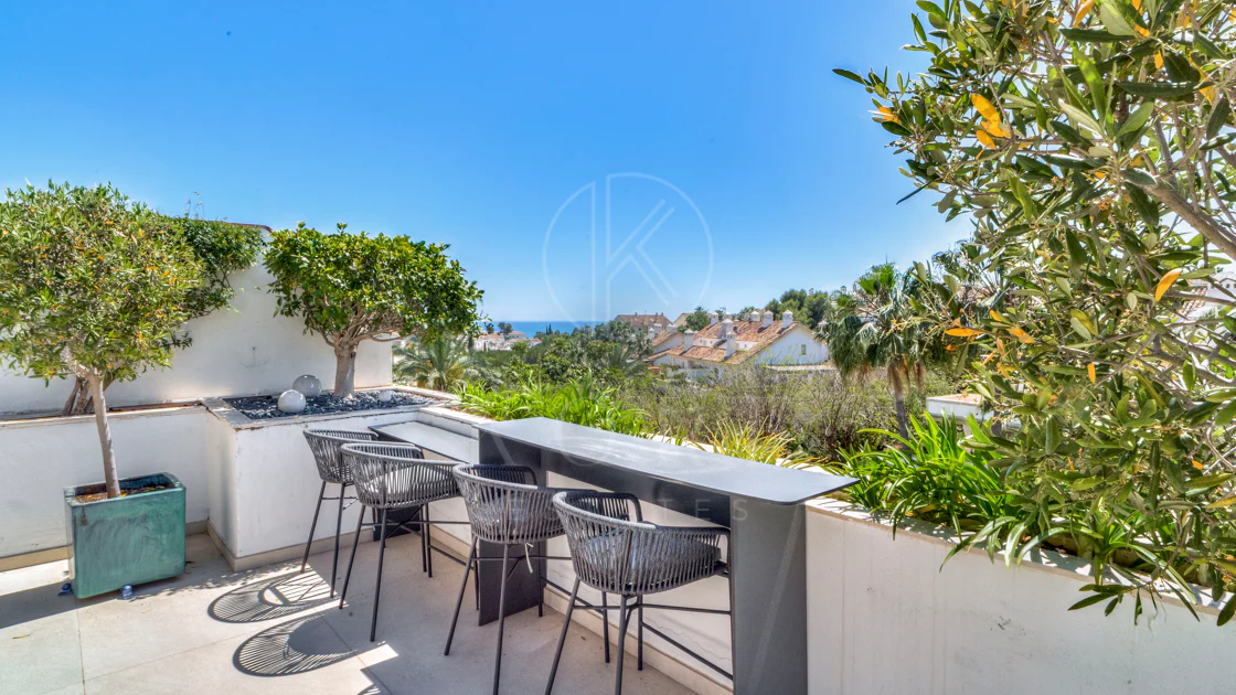Ático dúplex exclusivo en la Milla de Oro de Marbella con vistas panorámicas al mar y a La Concha, amplias terrazas y una ubicación privilegiada cerca de Puente Romano.