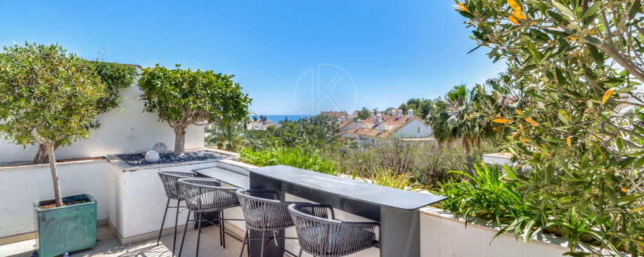 Ático dúplex exclusivo en la Milla de Oro de Marbella con vistas panorámicas al mar y a La Concha, amplias terrazas y una ubicación privilegiada cerca de Puente Romano.