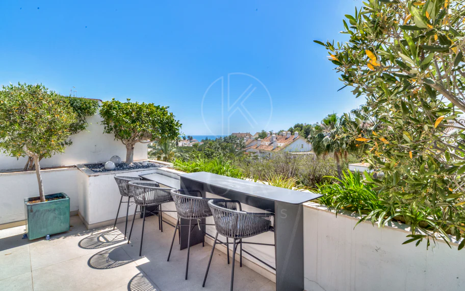 Ático dúplex exclusivo en la Milla de Oro de Marbella con vistas panorámicas al mar y a La Concha, amplias terrazas y una ubicación privilegiada cerca de Puente Romano.