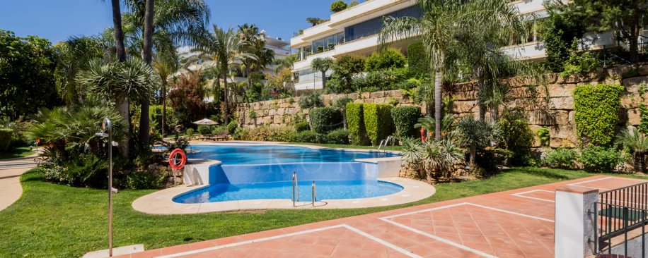 Ático dúplex exclusivo en la Milla de Oro de Marbella con vistas panorámicas al mar y a La Concha, amplias terrazas y una ubicación privilegiada cerca de Puente Romano.
