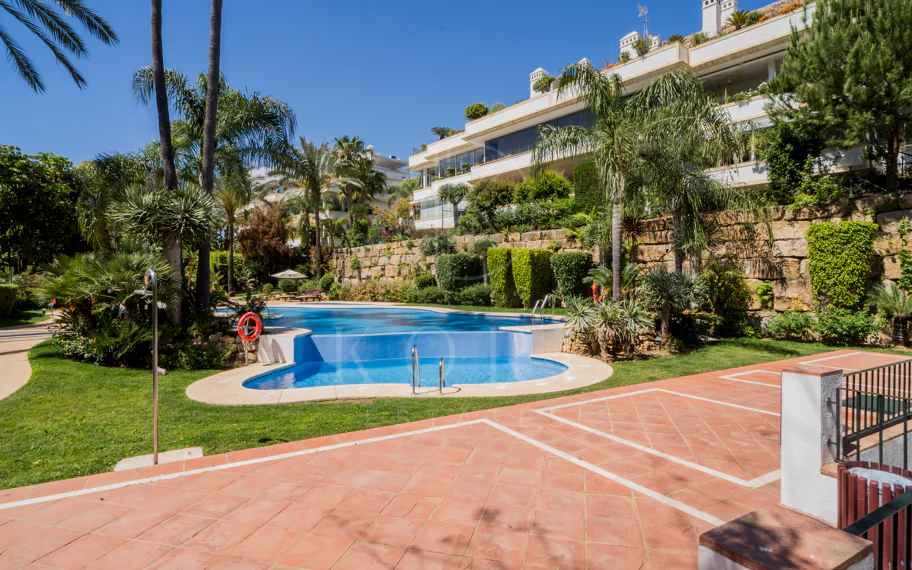 Ático dúplex exclusivo en la Milla de Oro de Marbella con vistas panorámicas al mar y a La Concha, amplias terrazas y una ubicación privilegiada cerca de Puente Romano.