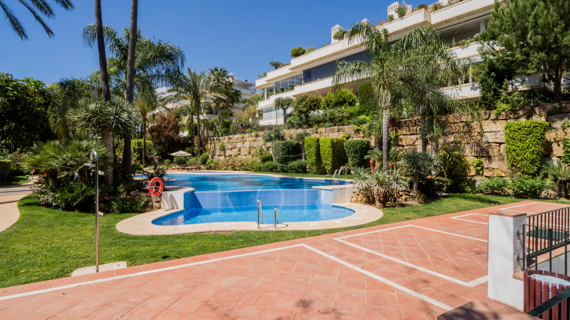 Ático dúplex exclusivo en la Milla de Oro de Marbella con vistas panorámicas al mar y a La Concha, amplias terrazas y una ubicación privilegiada cerca de Puente Romano.