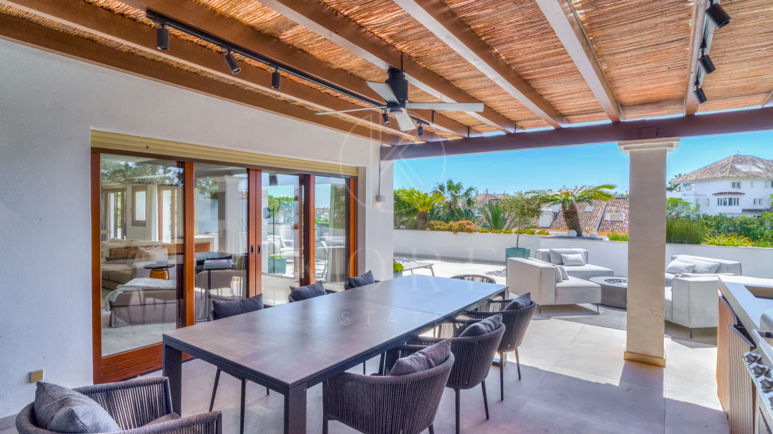 Ático dúplex exclusivo en la Milla de Oro de Marbella con vistas panorámicas al mar y a La Concha, amplias terrazas y una ubicación privilegiada cerca de Puente Romano.